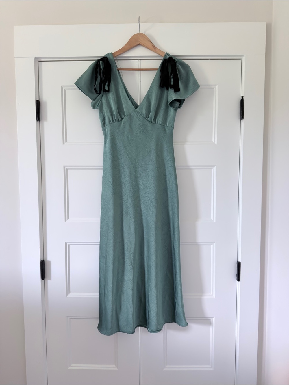 wild fable Sage Green V-Neck Midi Dress with Black Tie Details XS S